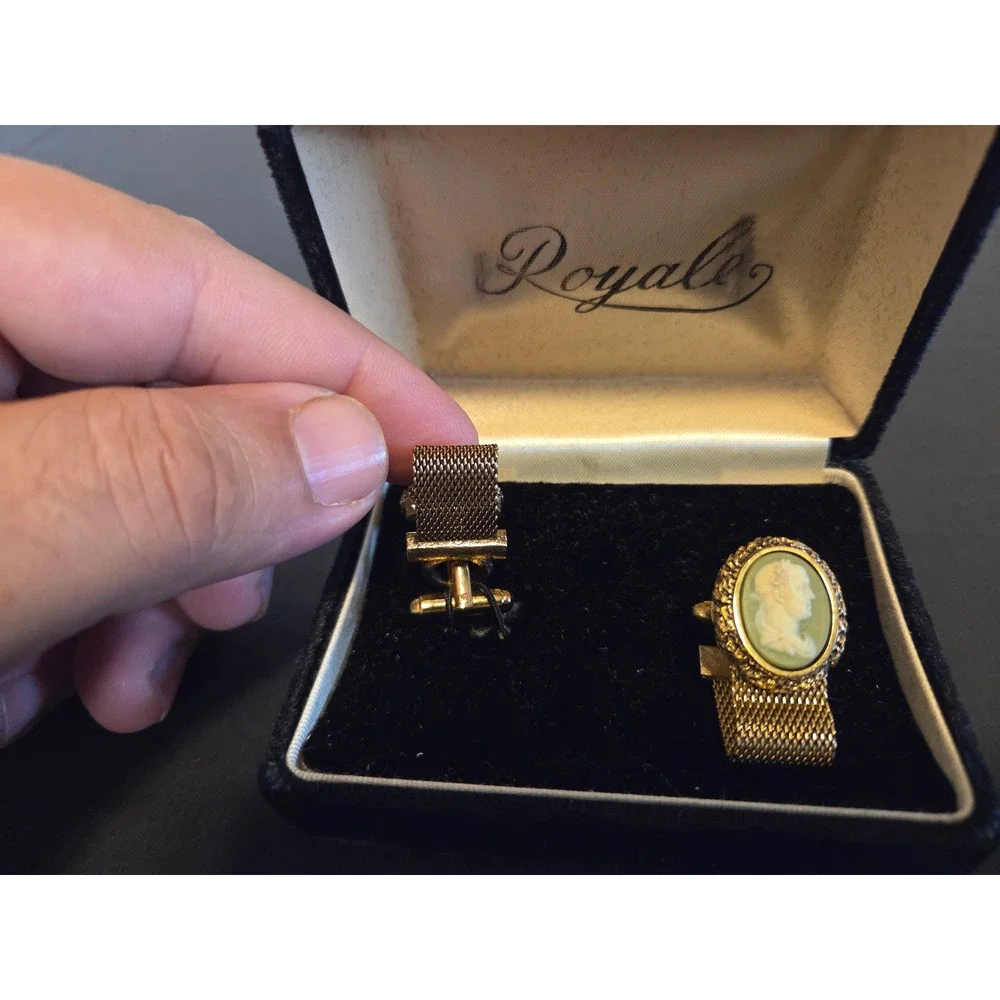 Vintage Royale Gold Tone Cameo Wrap Around Mesh Cufflinks Green White Profile
